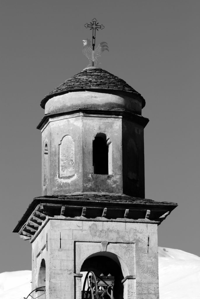 Particolare del campanile con gallo e croce Ph. Luca Chessa